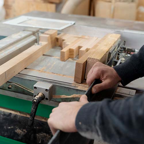Persona trabajando en carpintería